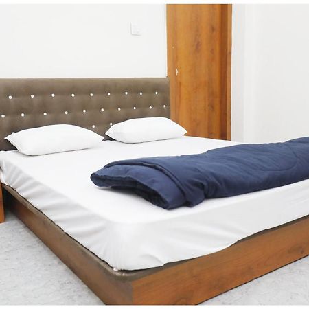 Premium Hotel Ujjain - G A R I M A - Near Mahakal Temple And Rivar - Railway Station - Hygiene & Spacious Room - With Wifi- And Parking Facilities - Best Hotel In אויאיין מראה חיצוני תמונה