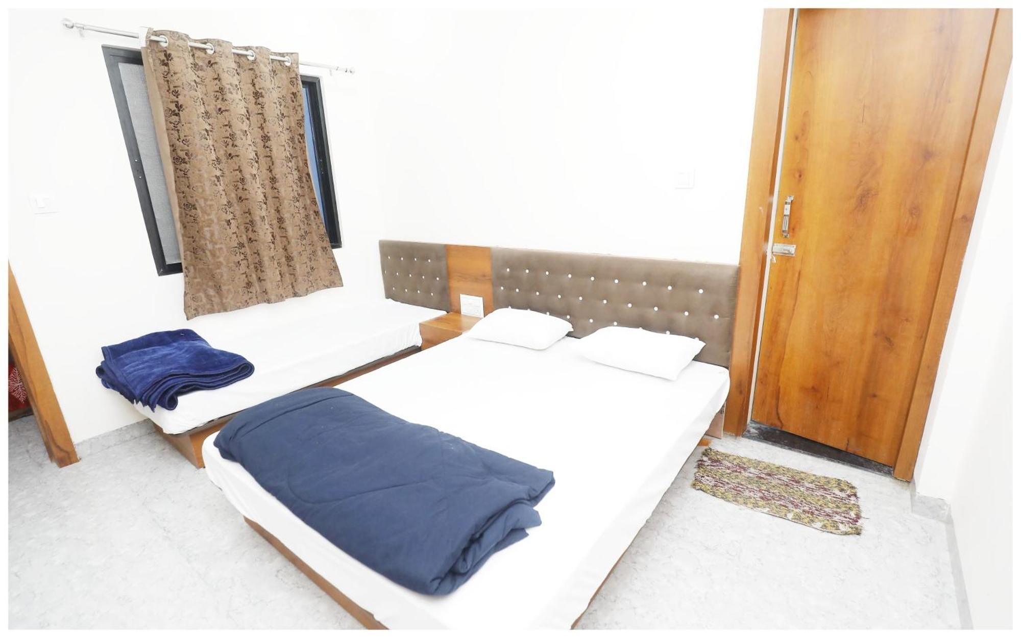 Premium Hotel Ujjain - G A R I M A - Near Mahakal Temple And Rivar - Railway Station - Hygiene & Spacious Room - With Wifi- And Parking Facilities - Best Hotel In אויאיין מראה חיצוני תמונה