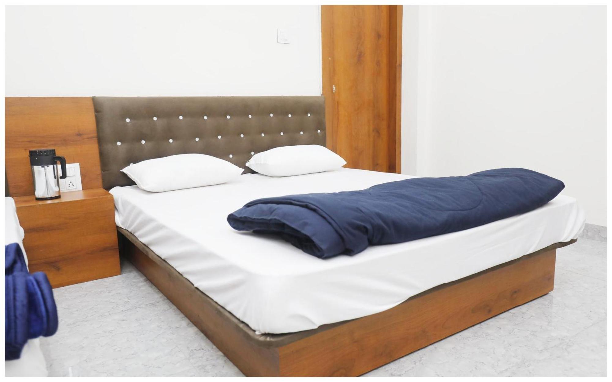 Premium Hotel Ujjain - G A R I M A - Near Mahakal Temple And Rivar - Railway Station - Hygiene & Spacious Room - With Wifi- And Parking Facilities - Best Hotel In אויאיין מראה חיצוני תמונה