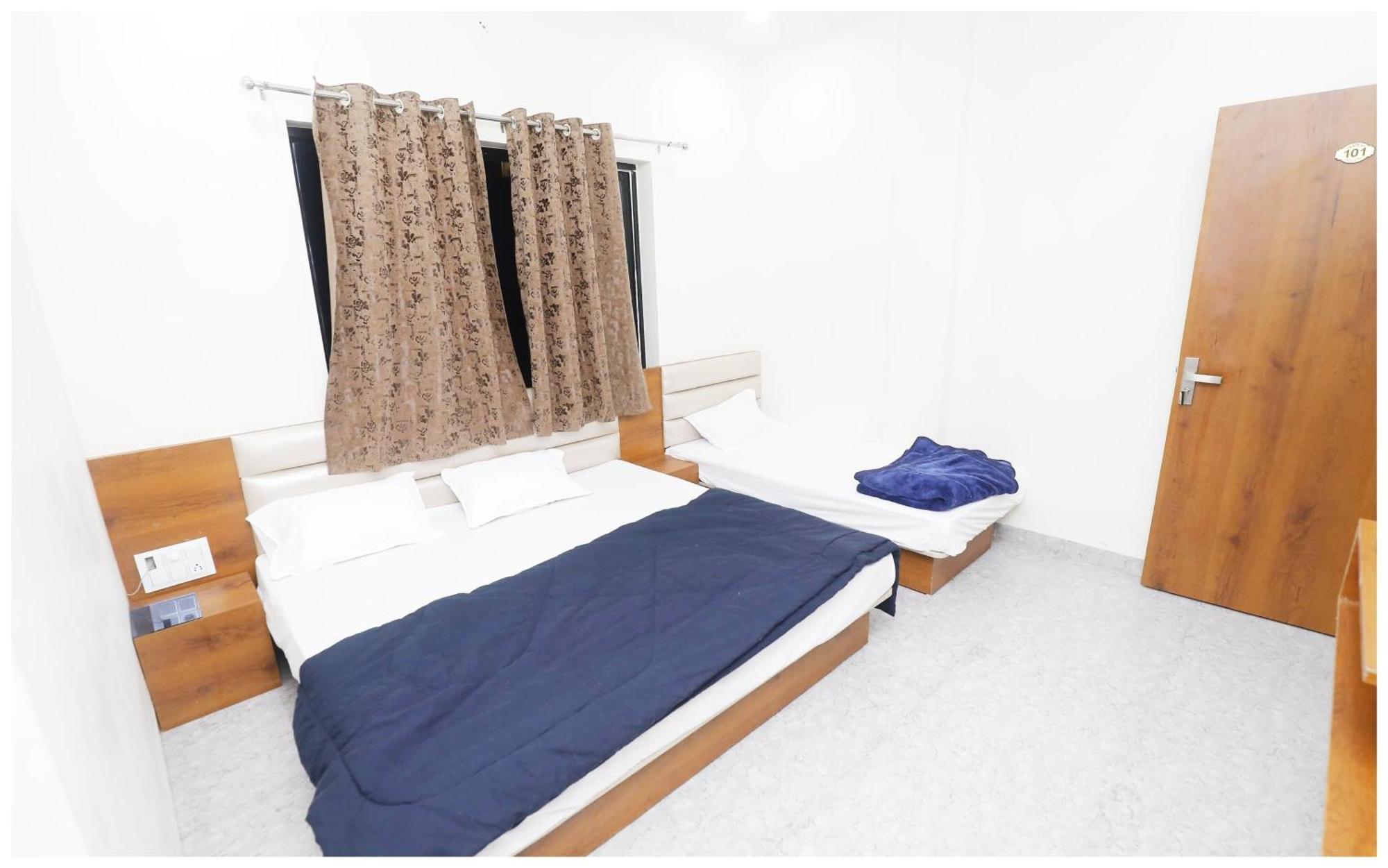 Premium Hotel Ujjain - G A R I M A - Near Mahakal Temple And Rivar - Railway Station - Hygiene & Spacious Room - With Wifi- And Parking Facilities - Best Hotel In אויאיין מראה חיצוני תמונה