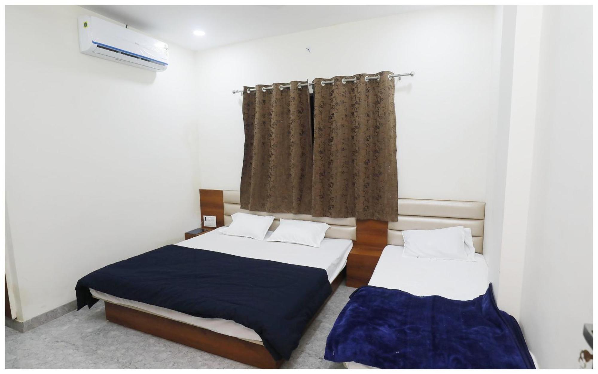Premium Hotel Ujjain - G A R I M A - Near Mahakal Temple And Rivar - Railway Station - Hygiene & Spacious Room - With Wifi- And Parking Facilities - Best Hotel In אויאיין מראה חיצוני תמונה