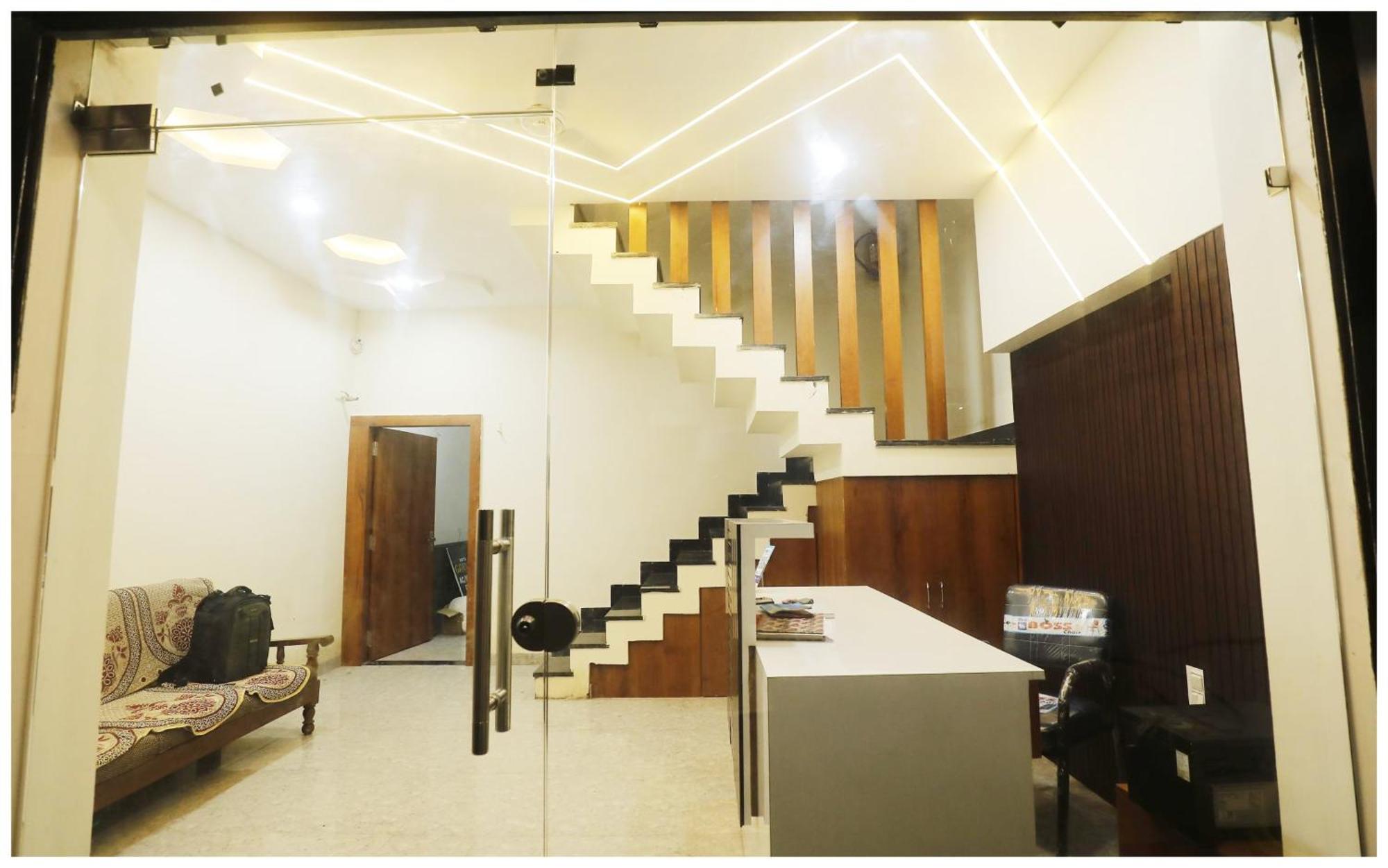Premium Hotel Ujjain - G A R I M A - Near Mahakal Temple And Rivar - Railway Station - Hygiene & Spacious Room - With Wifi- And Parking Facilities - Best Hotel In אויאיין מראה חיצוני תמונה