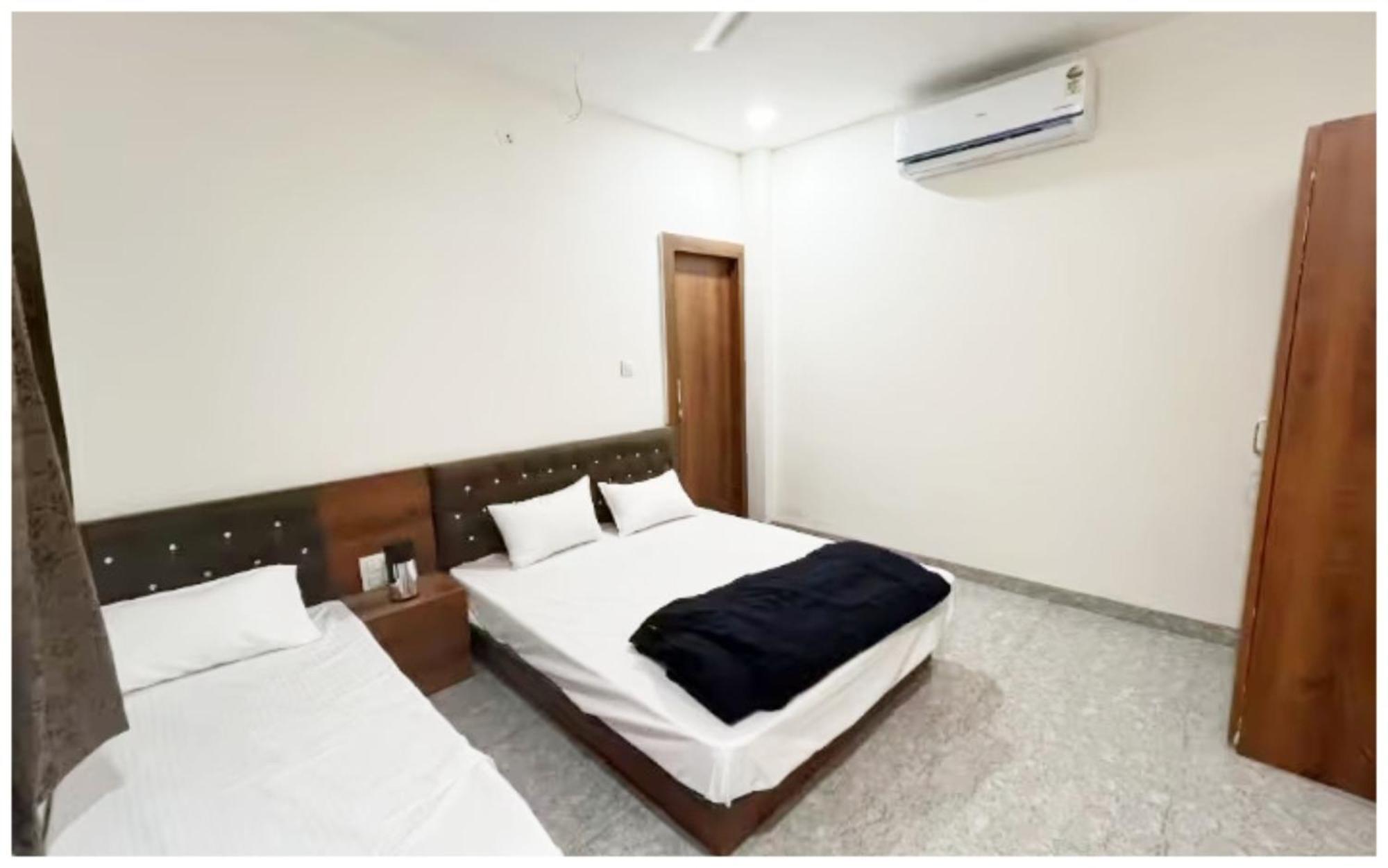 Premium Hotel Ujjain - G A R I M A - Near Mahakal Temple And Rivar - Railway Station - Hygiene & Spacious Room - With Wifi- And Parking Facilities - Best Hotel In אויאיין מראה חיצוני תמונה
