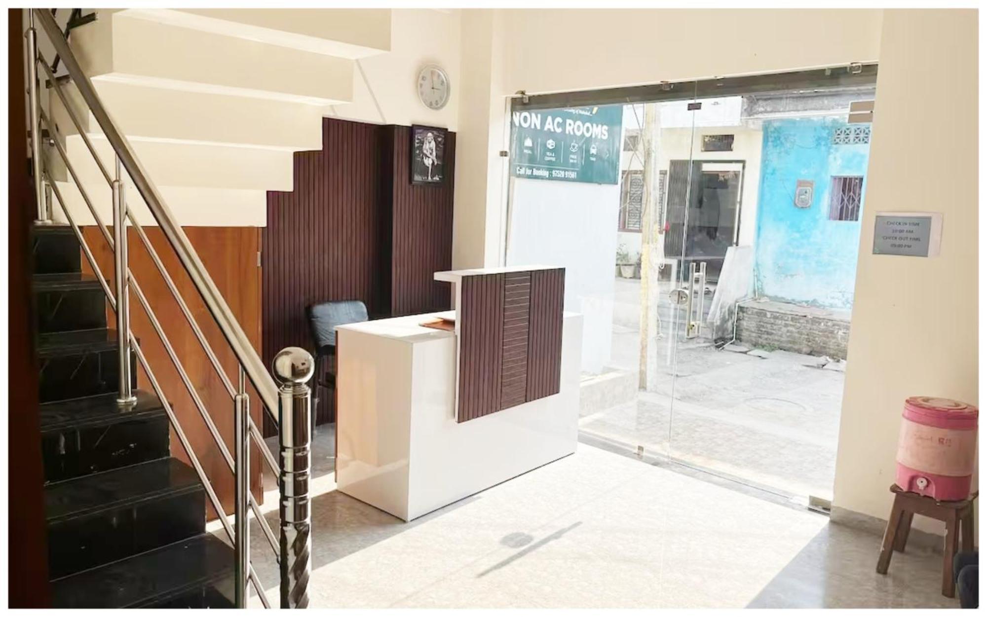 Premium Hotel Ujjain - G A R I M A - Near Mahakal Temple And Rivar - Railway Station - Hygiene & Spacious Room - With Wifi- And Parking Facilities - Best Hotel In אויאיין מראה חיצוני תמונה