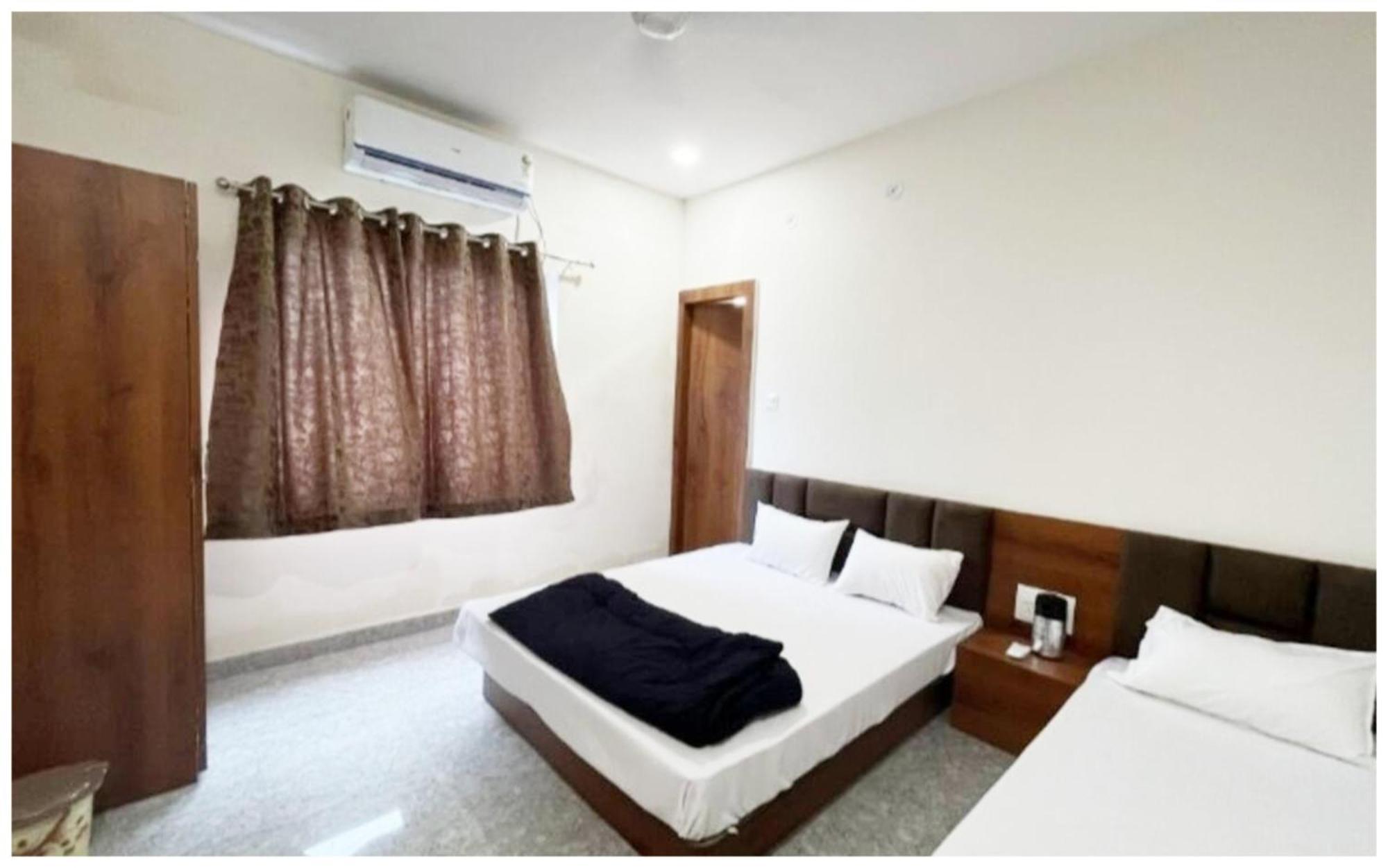 Premium Hotel Ujjain - G A R I M A - Near Mahakal Temple And Rivar - Railway Station - Hygiene & Spacious Room - With Wifi- And Parking Facilities - Best Hotel In אויאיין מראה חיצוני תמונה