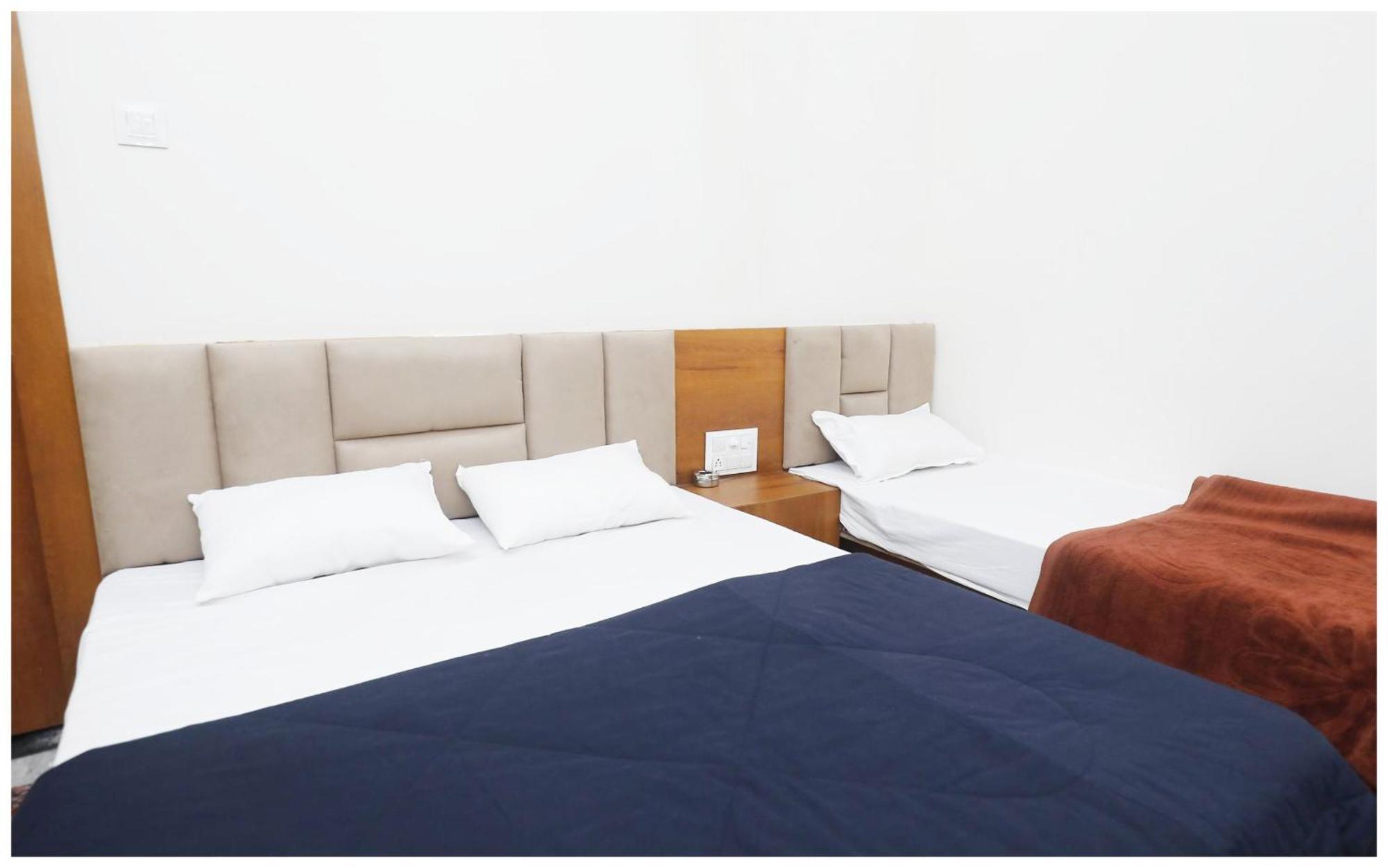 Premium Hotel Ujjain - G A R I M A - Near Mahakal Temple And Rivar - Railway Station - Hygiene & Spacious Room - With Wifi- And Parking Facilities - Best Hotel In אויאיין מראה חיצוני תמונה
