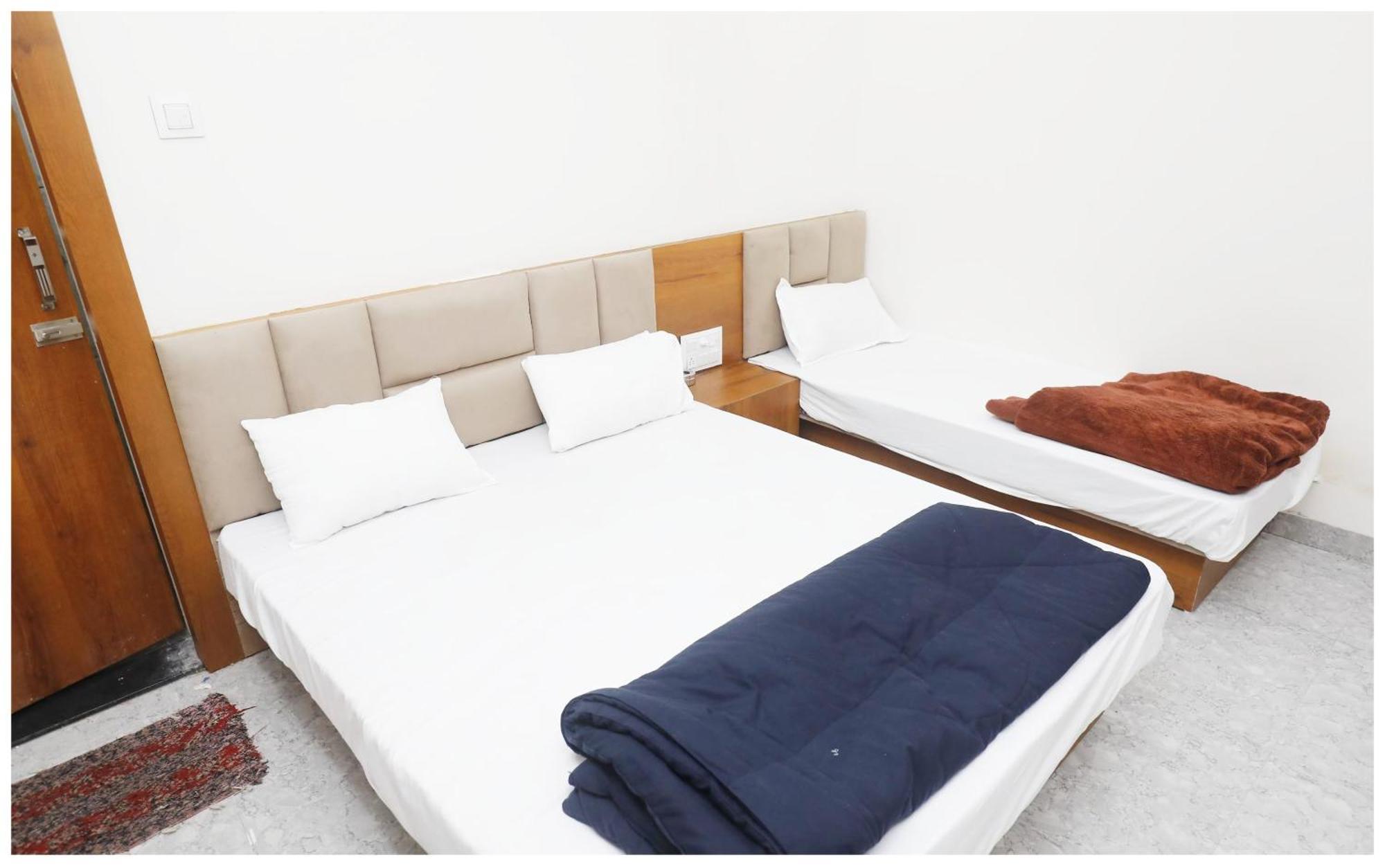 Premium Hotel Ujjain - G A R I M A - Near Mahakal Temple And Rivar - Railway Station - Hygiene & Spacious Room - With Wifi- And Parking Facilities - Best Hotel In אויאיין מראה חיצוני תמונה